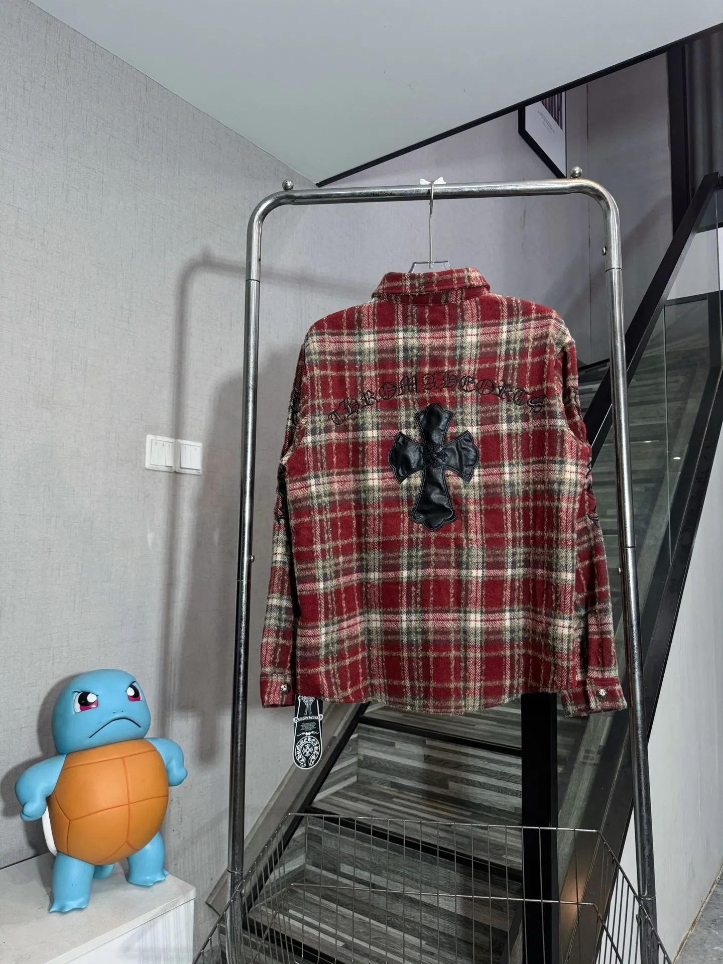 P280 model number: HE395 Chromehearts-Chrome heart wool plaid leather label shirt jacket The fabric is made of 360g high-weight tasseled woolen plaid shirt fabric. The upper body is extremely warm and feels soft and comfortable. It has custom-made original hardware Crow heart cross buttons and a custom-made original cross leather label on the back + heavy embroidery. The embroidery is full and three-dimensional, the overall process is complex, original accessories, factory workmanship, complete with three standards, feel free to buy, Kuaishou Xiaohongshu's popular shirt jacket.  Color: Red/Blue Size: S M L XL